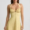 Rochie mini A-line cu gât halter Nerine cu imprimeu floral galben Rochie mini A-line cu gât halter Nerine cu imprimeu floral galben