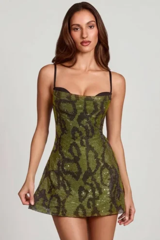 Rochie mini A-line cu guler cowl și ornamente Dianora, în imprimeu de șarpe verde Rochie mini A-line cu guler cowl și ornamente Dianora, în imprimeu de șarpe verde