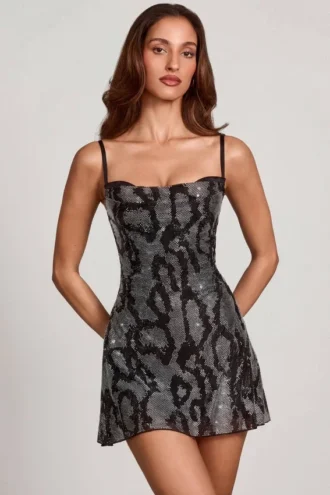Rochie mini A-line cu guler înalt și ornamente Dianora, model șarpe argintiu Rochie mini A-line cu guler înalt și ornamente Dianora, model șarpe argintiu
