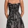 Rochie mini A-line cu guler înalt și ornamente Dianora, model șarpe argintiu Rochie mini A-line cu guler înalt și ornamente Dianora, model șarpe argintiu