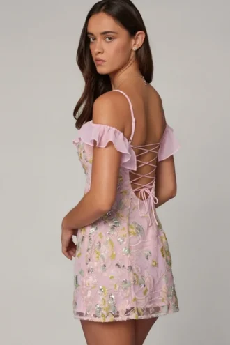Rochie mini A-line cu șireturi și ornamente Jacira, în roz pal Rochie mini A-line cu șireturi și ornamente Jacira, în roz pal