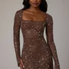 Rochie mini A-line cu mâneci lungi și decorațiuni transparente Zeta, în culoarea Deep Cocoa