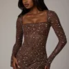 Rochie mini A-line cu mâneci lungi și decorațiuni transparente Zeta, în culoarea Deep Cocoa