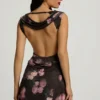 Rochie mini A-line cu spate decupat și drapaj, model Nalini, cu imprimeu floral negru