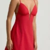 Rochie mini A-line cu spate decupat și margini festonate Seliora, în roșu stacojiu