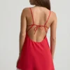 Rochie mini A-line cu spate decupat și margini festonate Seliora, în roșu stacojiu