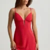 Rochie mini A-line cu spate decupat și margini festonate Seliora, în roșu stacojiu