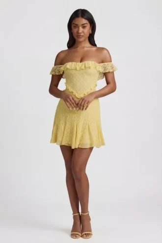 Rochie mini A-line cu umeri decupați din dantelă, de la Nahida, în galben pastel