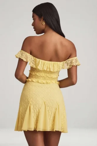 Rochie mini A-line cu umeri decupați din dantelă, de la Nahida, în galben pastel
