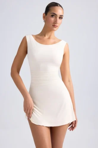 Rochie mini A-line cu umeri decupați și spate în formă de cap de balenă Tigen, culoare ivoriu