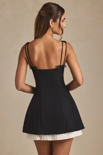 Rochie mini A-line plisată cu detaliu fundă Cressida, negru Rochie mini A-line plisată cu detaliu fundă Cressida, negru