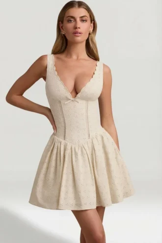 Rochie mini A-line Sabina cu detaliu fundă din broderie englezească, culoare ivoriu Rochie mini A-line Sabina cu detaliu fundă din broderie englezească, culoare ivoriu