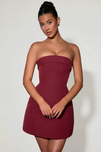 Rochie mini A-line structurată, fără bretele, cu guler pliat, model Taia, în culoarea roșu vin Rochie mini A-line structurată, fără bretele, cu guler pliat, model Taia, în culoarea roșu vin