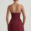 Rochie mini A-line structurată, fără bretele, cu guler pliat, model Taia, în culoarea roșu vin