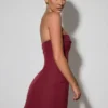 Rochie mini A-line structurată, fără bretele, cu guler pliat, model Taia, în culoarea roșu vin