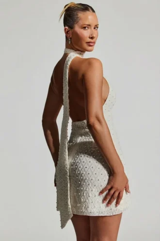 Rochie mini albă cu gât halter și detalii de eșarfă, Henrietta Rochie mini albă cu gât halter și detalii de eșarfă, Henrietta