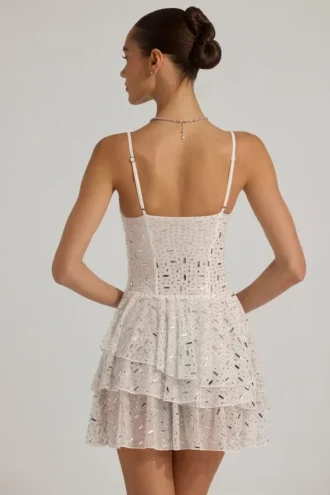 Rochie mini albă cu volane și ornamente Orren Rochie mini albă cu volane și ornamente Orren
