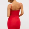Rochie mini Aniela din jersey elastic cu decupaje și detalii cu trandafiri, în roșu stacojiu