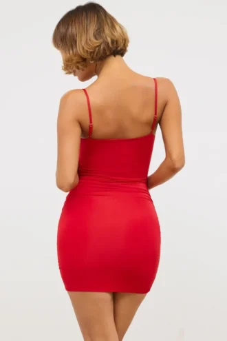 Rochie mini Aniela din jersey elastic cu decupaje și detalii cu trandafiri, în roșu stacojiu Rochie mini Aniela din jersey elastic cu decupaje și detalii cu trandafiri, în roșu stacojiu
