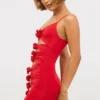 Rochie mini Aniela din jersey elastic cu decupaje și detalii cu trandafiri, în roșu stacojiu