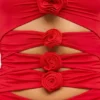 Rochie mini Aniela din jersey elastic cu decupaje și detalii cu trandafiri, în roșu stacojiu