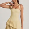 Rochie mini asimetrică cu gât halter și straturi, în galben pastel