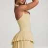 Rochie mini asimetrică cu gât halter și straturi, în galben pastel