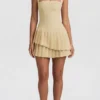 Rochie mini asimetrică cu gât halter și straturi, în galben pastel