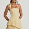 Rochie mini asimetrică cu gât halter și straturi, în galben pastel