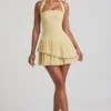 Rochie mini asimetrică cu gât halter și straturi, în galben pastel