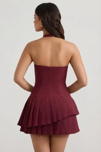 Rochie mini asimetrică cu gât halter și straturi Rosaria, în roșu vin Rochie mini asimetrică cu gât halter și straturi Rosaria, în roșu vin