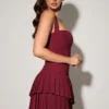 Rochie mini asimetrică cu gât halter și straturi Rosaria, în roșu vin