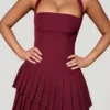 Rochie mini asimetrică cu gât halter și straturi Rosaria, în roșu vin