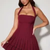 Rochie mini asimetrică cu gât halter și straturi Rosaria, în roșu vin