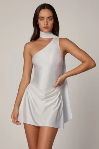 Rochie mini asimetrică Kiraz cu detaliu eșarfă, în culoarea alb