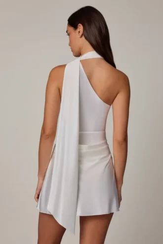 Rochie mini asimetrică Kiraz cu detaliu eșarfă, în culoarea alb