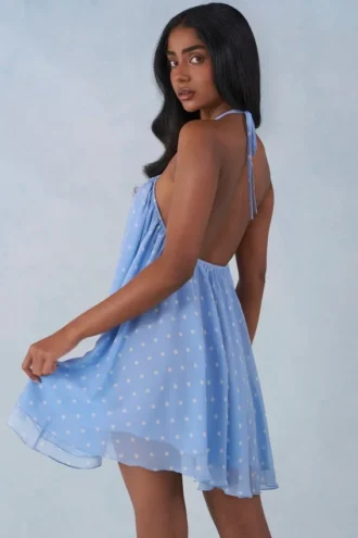 Rochie mini babydoll Evania cu gât halter, cu imprimeu cu buline albastre Rochie mini babydoll Evania cu gât halter, cu imprimeu cu buline albastre