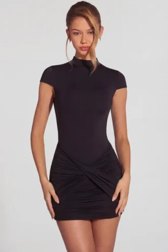 Rochie mini Blair din jersey cu guler înalt, cu volane și spate decupat, în culoarea neagră Rochie mini Blair din jersey cu guler înalt, cu volane și spate decupat, în culoarea neagră