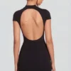 Rochie mini Blair din jersey cu guler înalt, cu volane și spate decupat, în culoarea neagră Rochie mini Blair din jersey cu guler înalt, cu volane și spate decupat, în culoarea neagră