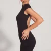 Rochie mini Blair din jersey cu guler înalt, cu volane și spate decupat, în culoarea neagră Rochie mini Blair din jersey cu guler înalt, cu volane și spate decupat, în culoarea neagră