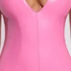 Rochie mini bodycon din vinil Allani cu decolteu adânc, în roz