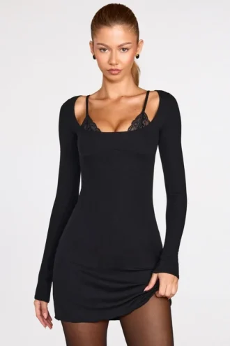 Rochie mini Caris cu mâneci lungi, din modal cu nervuri și decolteu cu dantelă, în culoarea neagră