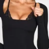 Rochie mini Caris cu mâneci lungi, din modal cu nervuri și decolteu cu dantelă, în culoarea neagră