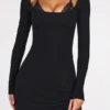 Rochie mini Caris cu mâneci lungi, din modal cu nervuri și decolteu cu dantelă, în culoarea neagră