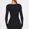Rochie mini Caris cu mâneci lungi, din modal cu nervuri și decolteu cu dantelă, în culoarea neagră