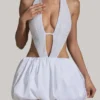 Rochie mini Cece cu decupaje și tiv bufant, în alb