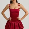 Rochie mini Cirilla cu detalii de fundă și tiv bufant, în culoarea roșu intens
