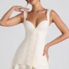 Rochie mini corset Cassandra cu volane și detalii cu nasturi, culoare ivoriu