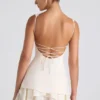Rochie mini corset Cassandra cu volane și detalii cu nasturi, culoare ivoriu