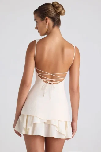 Rochie mini corset Cassandra cu volane și detalii cu nasturi, culoare ivoriu Rochie mini corset Cassandra cu volane și detalii cu nasturi, culoare ivoriu